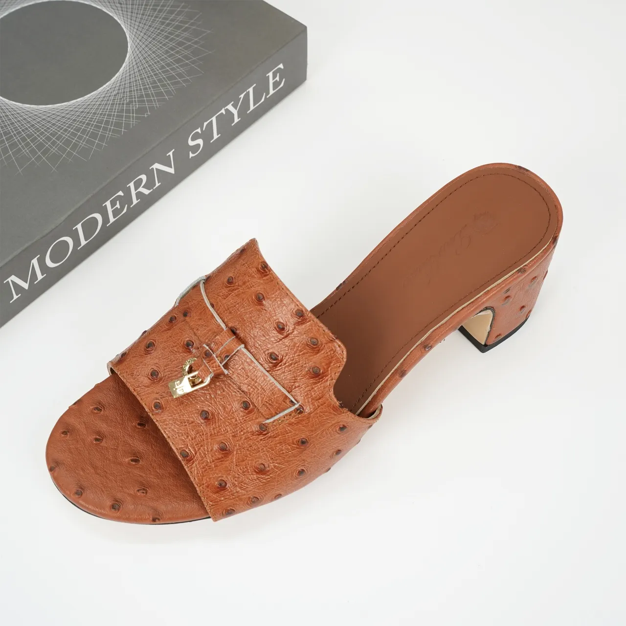 👟👟Ex-factory price 440👟👟 Genuine leather sole +30 suede sheepskin slippers with a strap decorated with Loro Piana My Charms charms and decorated with tone-on-tone stitching. Sophisticated and feminine, it pairs well with both city and resort looks. For those looking for an elegant upgrade, the summer glamor slipper is known for its slim open-back silhouette. size: 35-44 (custom-made sizes 43 and 44 are non-returnable) Upper: imported suede sheep leather (sheep), cowhide ostrich pattern, cowhide snake pattern Lining: imported high-grade mixed sheep silk Heel height: 5.5CM